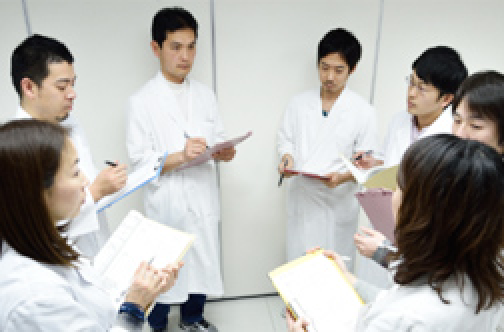 由多位研究人員組成一個小組進行評估,以提高準確性